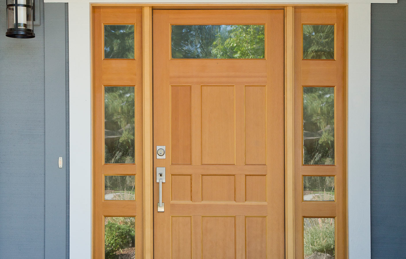 Nahaufnahme einer Haustür aus Holz mit Glaselementen