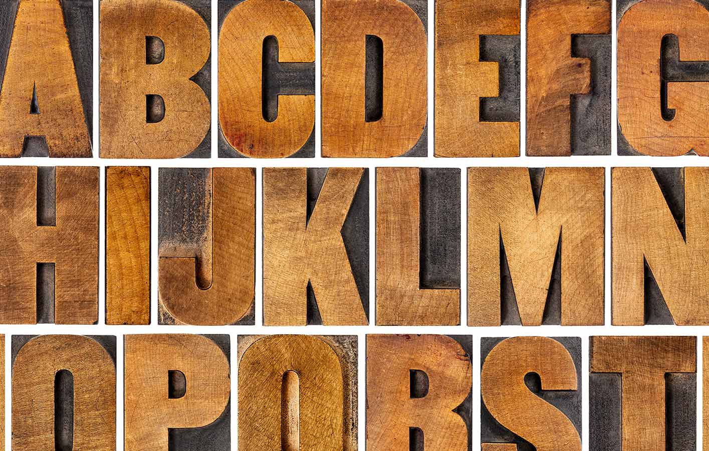 Buchstaben des Alphabets aus Holz
